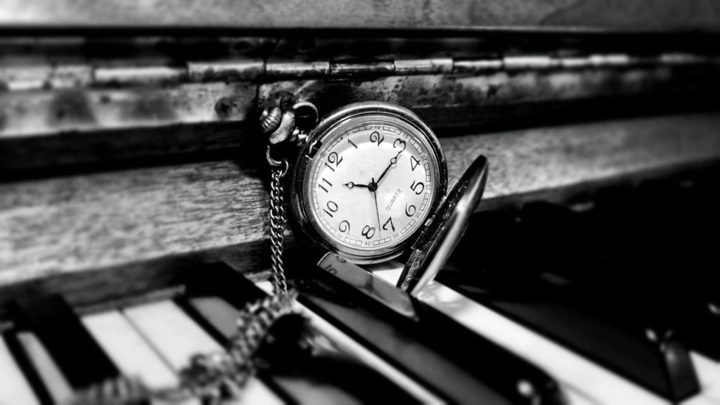 clock, pocket watch, piano-588954.jpg